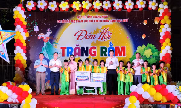Phó Chủ tịch UBND tỉnh Nguyễn Văn Công tặng quà Trung thu tại Cơ sở Bảo Trợ Chăm sóc trẻ em có hoàn cảnh đặc biệt tỉnh