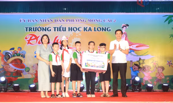 Chủ nhiệm Ủy ban Kiểm tra Tỉnh ủy, Chủ tịch Ủy ban MTTQ tỉnh tặng quà Trung thu tại phường Móng Cái 2