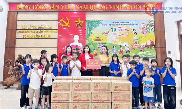 Trao quà Trung thu cho trẻ em có hoàn cảnh đặc biệt