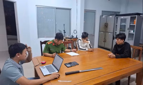 Kịp ngăn chặn các thanh thiếu niên mang hung khí đi đánh nhau ở Khánh Hòa