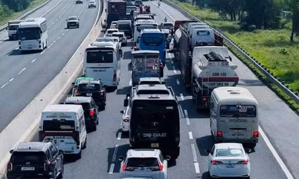 Xe tải lật chắn ngang đường, cao tốc Hà Nội - Hải Phòng ùn tắc nghiêm trọng