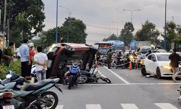 Tai nạn liên hoàn tại một ngã tư ở TPHCM khi nhiều phương tiện đang chờ đèn đỏ