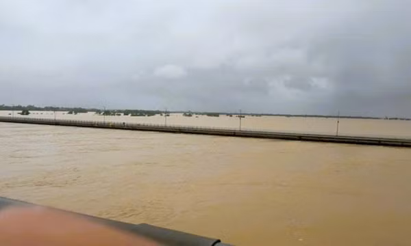 Miền Trung oằn mình trong trận lũ đạt mức lịch sử, 16 người chết và mất tích