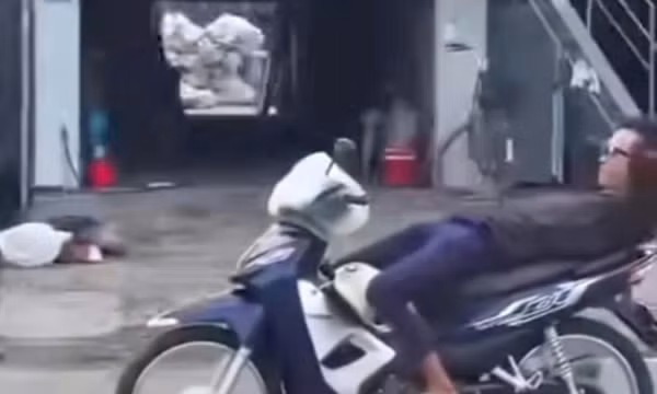 Buông 2 tay nằm ngửa lên yên xe, tài xế ở Hải Phòng bị tịch thu phương tiện