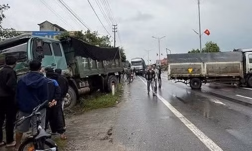Va chạm liên hoàn giữa 3 ô tô trên Quốc lộ 1