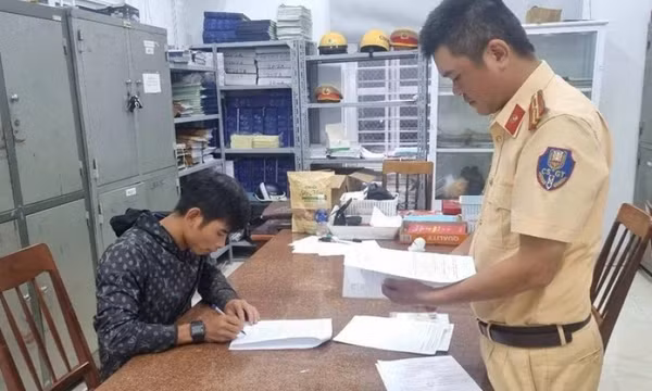 Đã tìm được tài xế đổ 3 tấn củ mì mà không thu dọn, làm nhiều xe máy ngã