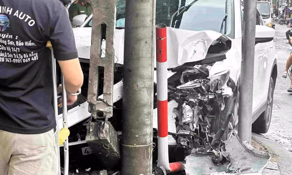 Ô tô mất lái lao vào khu chợ ở Đà Nẵng khiến 2 người bị thương
