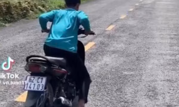 Thiếu niên ở Tây Ninh “bốc đầu” xe máy khoe TikTok bị tịch thu phương tiện