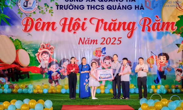 Trưởng Ban Nội chính Tỉnh ủy dự đêm hội trăng rằm tại trường THCS Quảng Hà