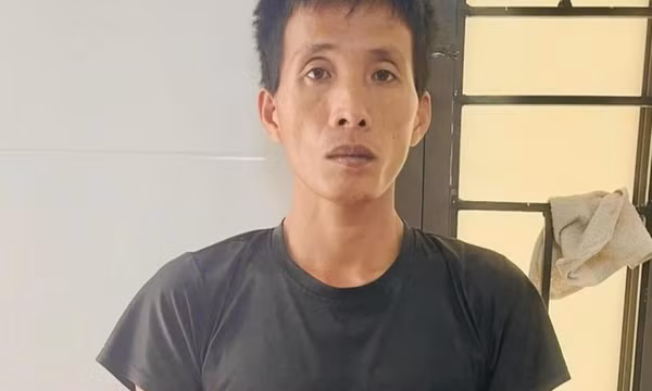 Bắt giữ người cha dượng dùng búa đinh đánh vào đầu bé gái lớp 5