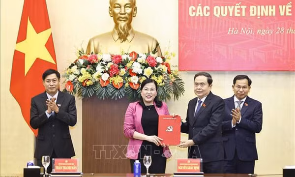 Chủ tịch Quốc hội Trần Thanh Mẫn chủ trì Lễ công bố các quyết định về công tác cán bộ