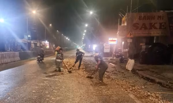 Truy tìm tài xế xe tải làm đổ 3 tấn củ mì rồi bỏ đi, khiến nhiều xe máy trượt ngã