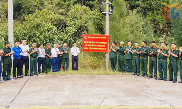 Gắn biển công trình “Thắp sáng đường quê”