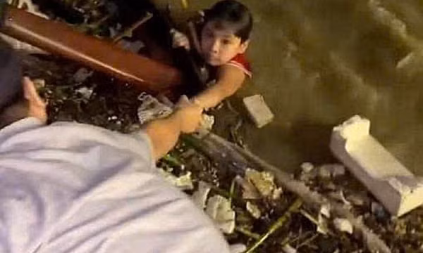 Giải cứu bé trai bị lũ cuốn trôi ở Đà Nẵng trong đêm khuya