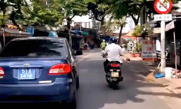 Xử phạt lái xe biển xanh đi vào đường cấm ở TP.HCM