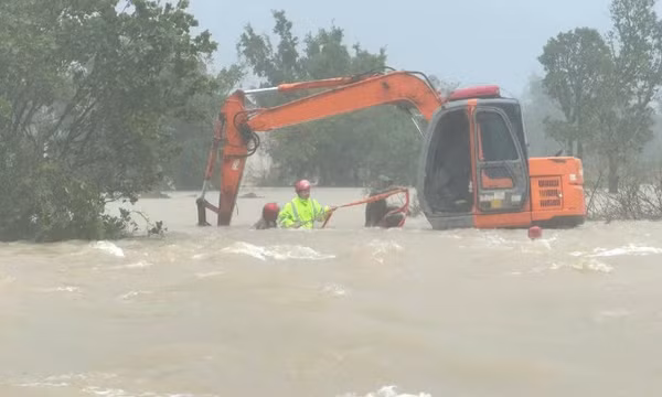 Cảnh sát giao thông Thanh Hóa cứu ba người bị nước lũ cuốn