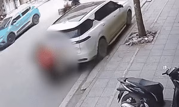 Tạm giữ tài xế lùi ô tô đụng chết 1 phụ nữ