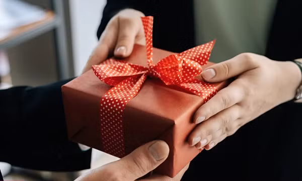 Tips chọn quà Tết cho nhân viên phù hợp ngân sách