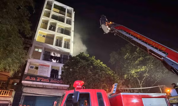 Cháy nhà nghỉ 8 tầng ở Hà Nội, nhiều người thoát nạn, nghi phạm bị tạm giữ
