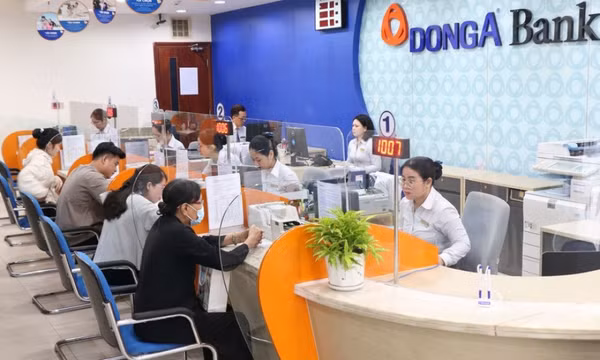 Ngân hàng yếu kém 'thay áo đổi vận'
