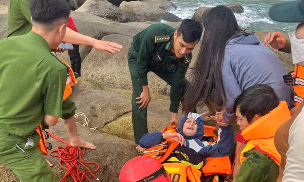 Đắk Lắk: Kịp thời cứu nạn 2 du khách nước ngoài bị sóng cuốn tại bãi Tiên 
