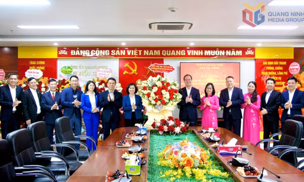 Thường trực Tỉnh ủy chúc mừng 60 năm Ngày truyền thống ngành Nội chính Đảng