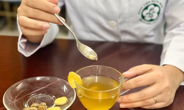 Cách dùng trà gừng, đường nâu giảm ho, ngừa cảm lạnh