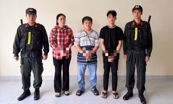 Công an TP.HCM khởi tố 2 vợ chồng sản xuất hàng tấn mì sợi trộn hàn the