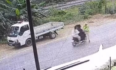 Cảnh sát giao thông bị xe máy kẹp ba tông gãy đùi khi ra tín hiệu dừng xe