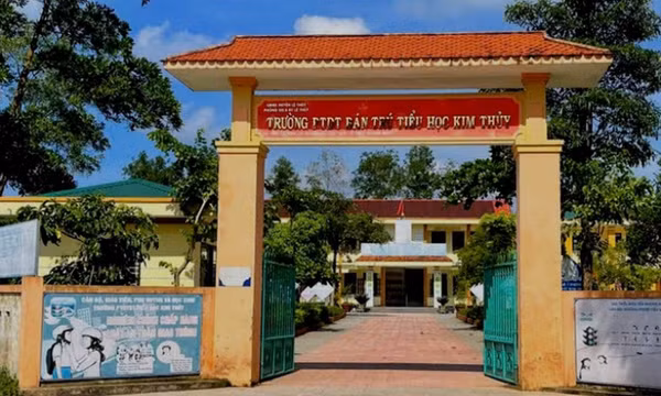 Trường xảy ra 40 học sinh bị ngộ độc có lãnh đạo mới sau khi cách chức hiệu trưởng và hiệu phó