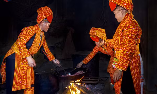 Đón Tết sớm ở bản Dao