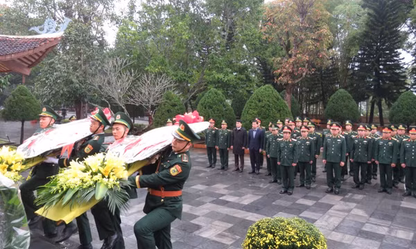Đoàn công tác của Quân ủy Trung ương dâng hương tưởng niệm các anh hùng, liệt sĩ Pò Hèn, xã Hải Sơn
