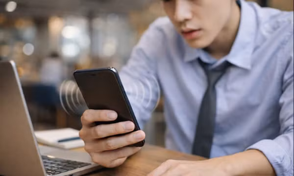 Tại sao đôi lúc điện thoại bạn lại rung dù không có thông báo gì?