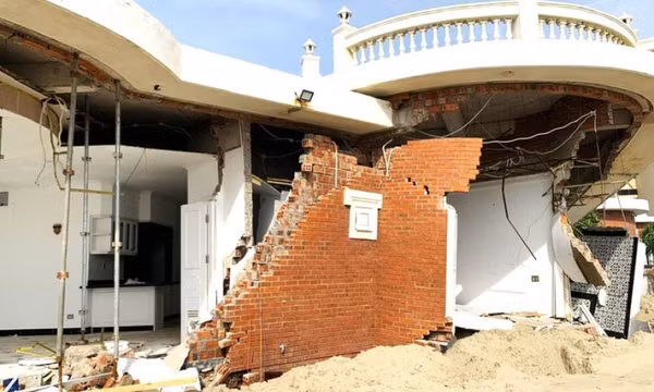 Nguyên nhân loạt biệt thự ven biển bị đổ sập, hư hỏng trong bão Bualoi