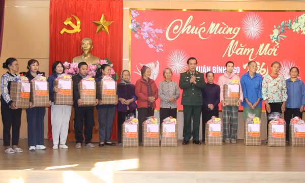 Thượng tướng Lê Đức Thái, Thứ trưởng Bộ Quốc phòng, tặng quà các gia đình chính sách, gia đình khó khăn ở phường Hiệp Hòa
