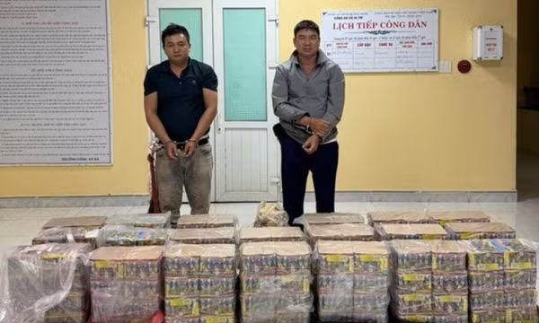 Bắt quả tang ghe chở hàng trăm hộp pháo lậu trên sông biên giới