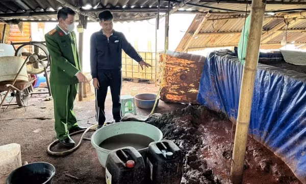 Phát hiện 2 xưởng phân kim xả 6,7 tấn chất thải nguy hại ra ven sông Đuống