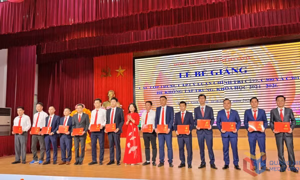 Bế giảng các lớp Trung cấp Lý luận chính trị