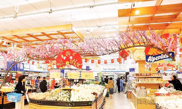 Hàng Tết dồi dào, giá cả ổn định