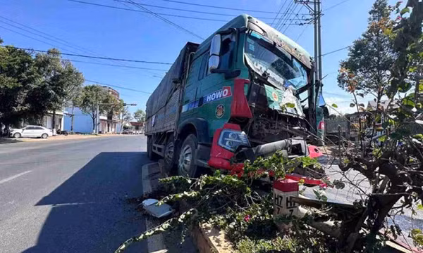 Tai nạn liên hoàn ở Đắk Lắk khiến 3 phương tiện hư hỏng nặng