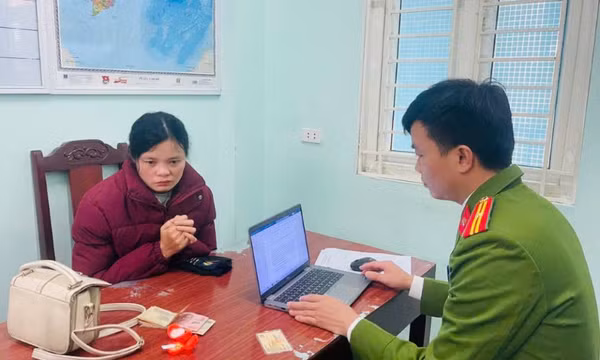 Nữ quái đến tiệm vàng dùng hàng giả để tráo hàng thật
