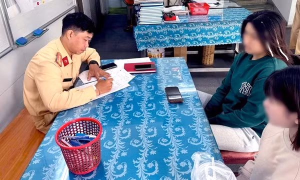 Tịch thu xe SH vụ thiếu nữ 'tống 3', buông hai tay khi chạy xe trên cầu Ba Son