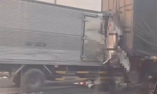 Tài xế xe tải chết sau khi va vào đuôi container trên cao tốc