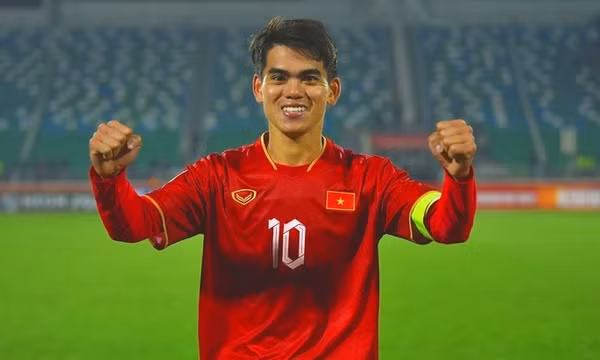 Lợi thế trời sinh giúp Khuất Văn Khang cao chỉ 1m69 nhưng chơi được cả... trung vệ?