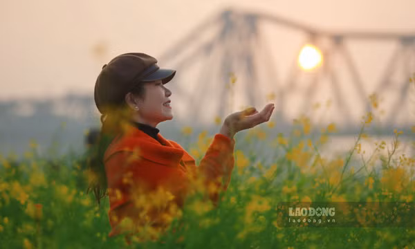Ngắm bình minh rực rỡ tại bến hoa bên cây cầu trăm năm tuổi giữa Hà Nội