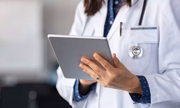 Chi phí y tế và nỗi lo “không báo trước” của các gia đình trẻ