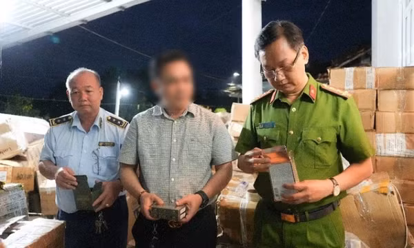Khám xét đường dây sản xuất buôn bán nước hoa giả nhãn hiệu nổi tiếng quy mô lớn