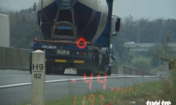 CSGT xử lý xe bồn, container... chạy 'rùa bò' trên cao tốc Phan Thiết - Dầu Giây