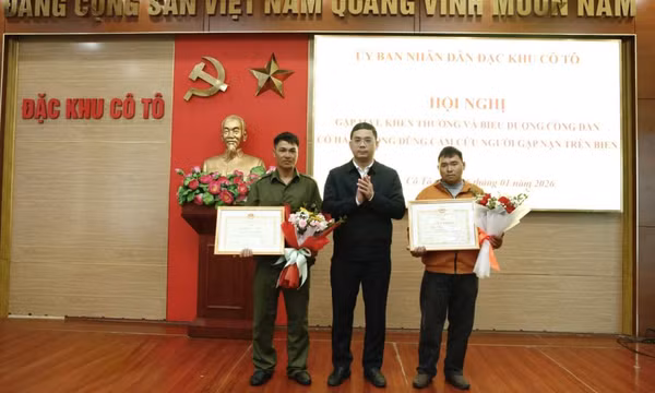 Đặc khu Cô Tô: Khen thưởng 2 cá nhân dũng cảm cứu người gặp nạn trên biển trong thời tiết giá lạnh