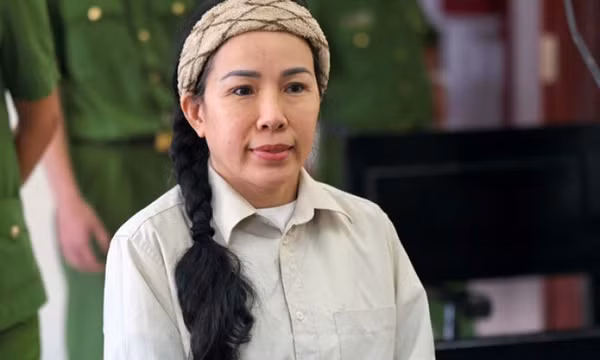 Đinh Thị Lan lĩnh án 21 tháng tù vì xúc phạm vợ chồng bà Phương Hằng